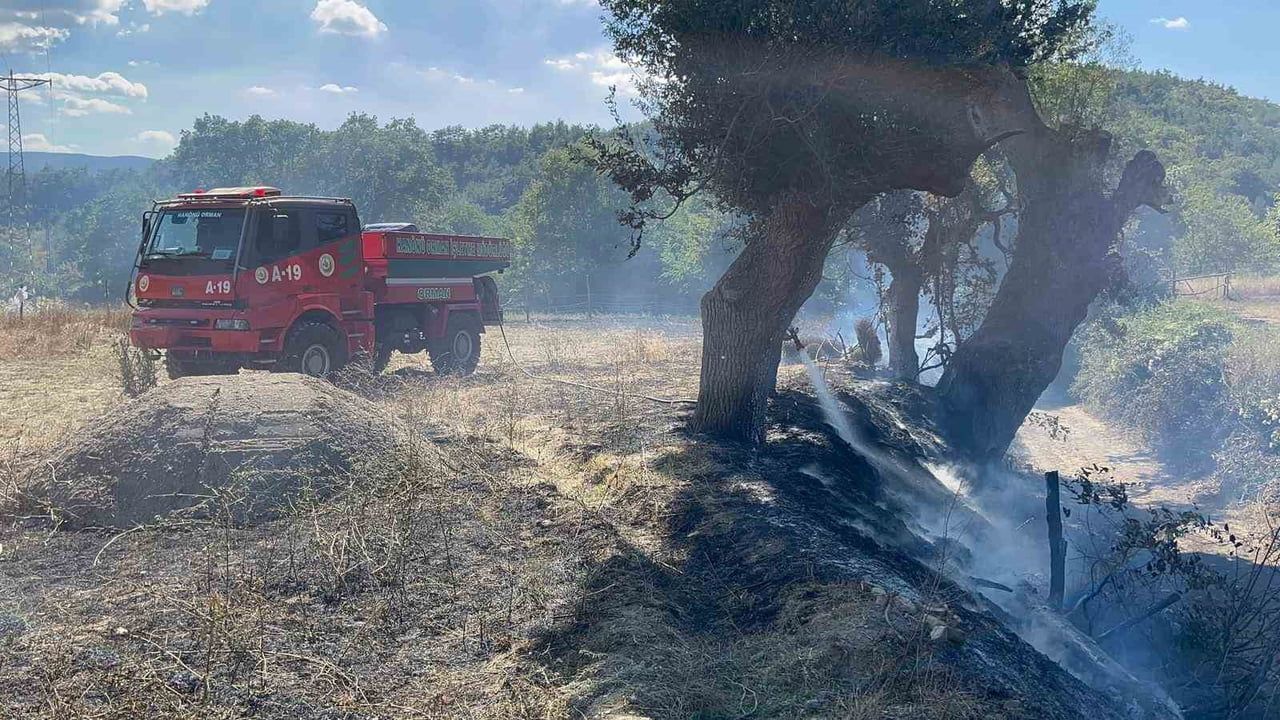 KASTAMONU’NUN HANÖNÜ İLÇESİNDE TARLADA ÇIKAN ANIZ YANGINI, İTFAİYE VE ORMAN İŞLETME MÜDÜRLÜĞÜ...