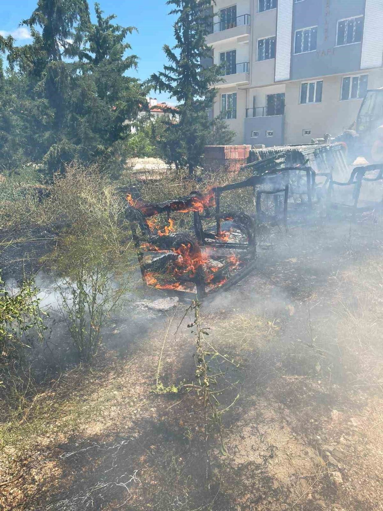 BURDUR'DA ÇIKAN OT YANGINI, İTFAİYE EKİPLERİNİN MÜDAHALESİYLE ÇEVREYE YAYILMADAN SÖNDÜRÜLÜRKEN...