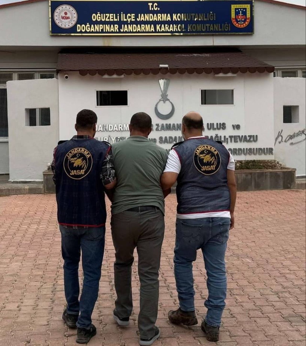 GAZİANTEP'TE ÇEŞİTLİ SUÇLARDAN HAKKINDA 27 YIL 3 AY KESİNLEŞMİŞ HAPİS CEZASI BULUNAN ŞAHIS...