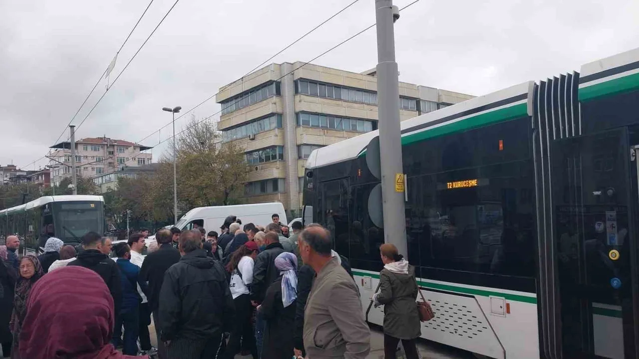 KOCAELİ'NİN İZMİT İLÇESİNDE YOLUN KARŞISINA GEÇMEYE ÇALIŞTIĞI SIRADA TRAMVAYIN ÇARPMASI SONUCU...