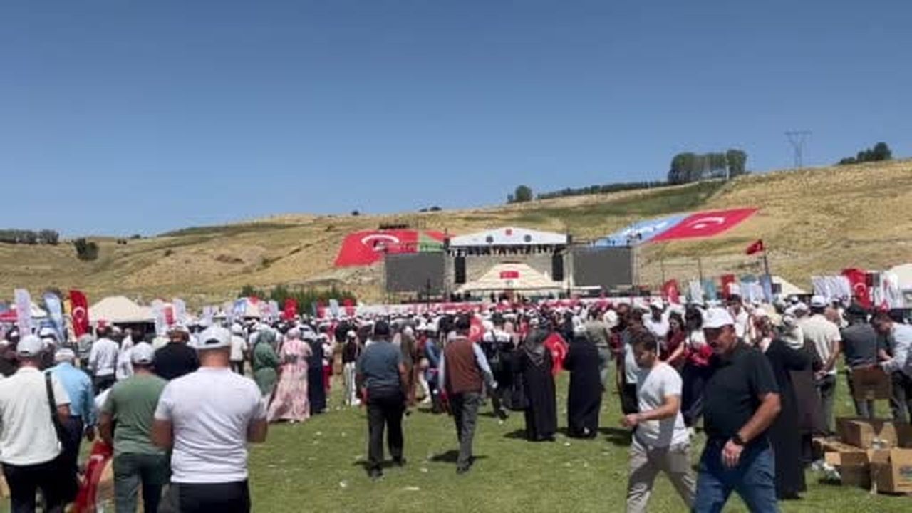 Ahlat'ta 1071 Zaferi coşkusu: Türkiye'nin dört bir yanından vatandaşlar buluştu
