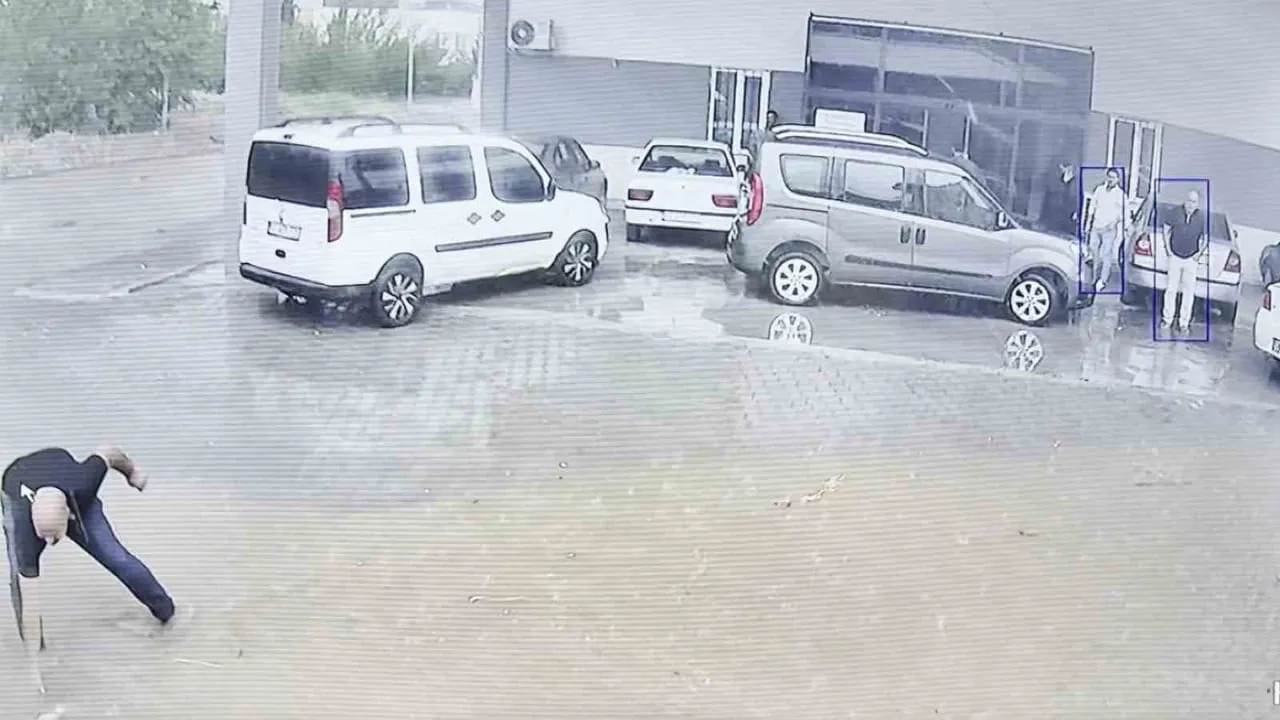ADIYAMAN’IN KAHTA İLÇESİNDE SEL SULARINA KAPILARAK HAREKETSİZ KALAN CİVCİV, BELEDİYE ÇALIŞANININ...