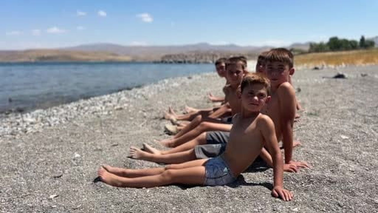 Van Gölü'nde yaz klasiği: Çocukların saçları sarardı