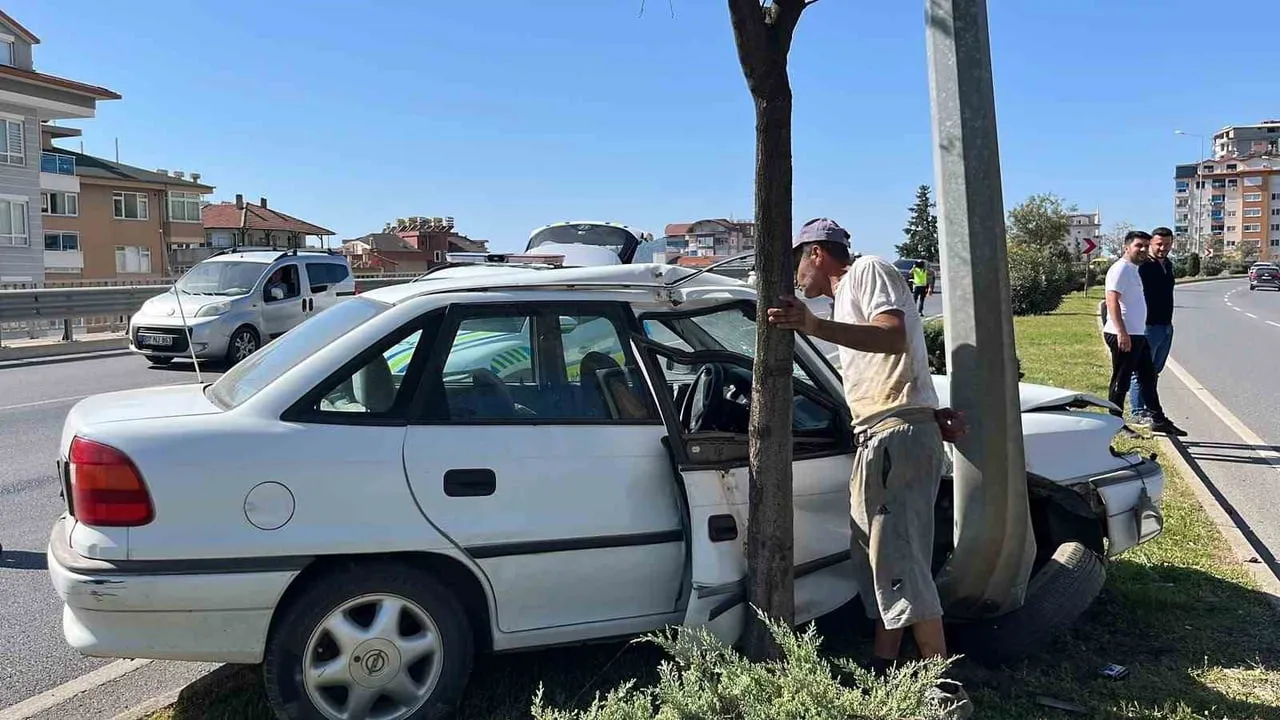 ANTALYA’NIN ALANYA İLÇESİNDE KONTROLDEN ÇIKAN OTOMOBİLİN REFÜJDEKİ AYDINLATMA DİREĞİNE ÇARPTIĞI...