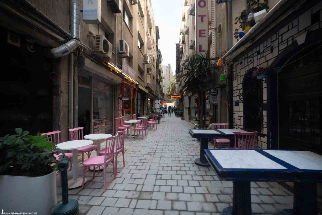İZMİR BÜYÜKŞEHİR BELEDİYESİ, ALSANCAK KIBRIS ŞEHİTLERİ CADDESİ’Nİ BAŞTAN SONA YENİLİYOR. ALTYAPI...