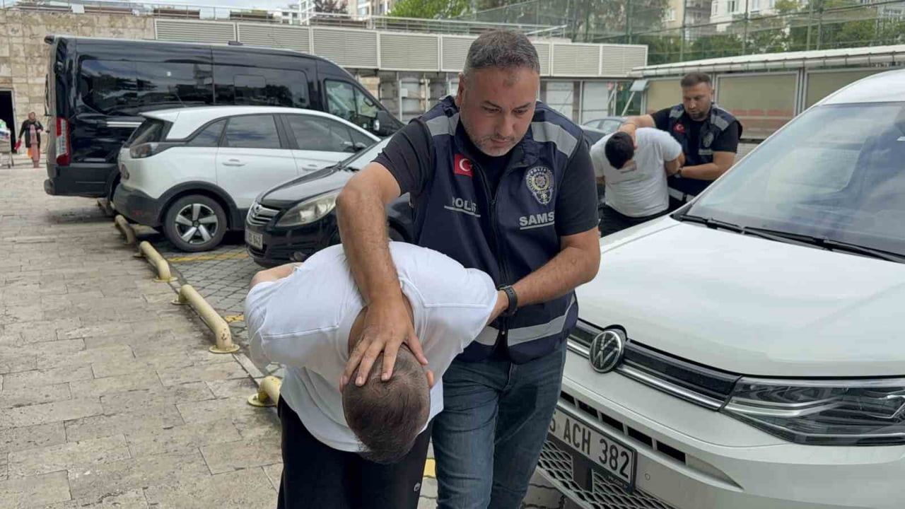 SAMSUN’UN CANİK İLÇESİNDE TRAFİKTE YAŞANAN YOL VERME TARTIŞMASINDA BİR KİŞİYİ DARP EDİP KURU SIKI...
