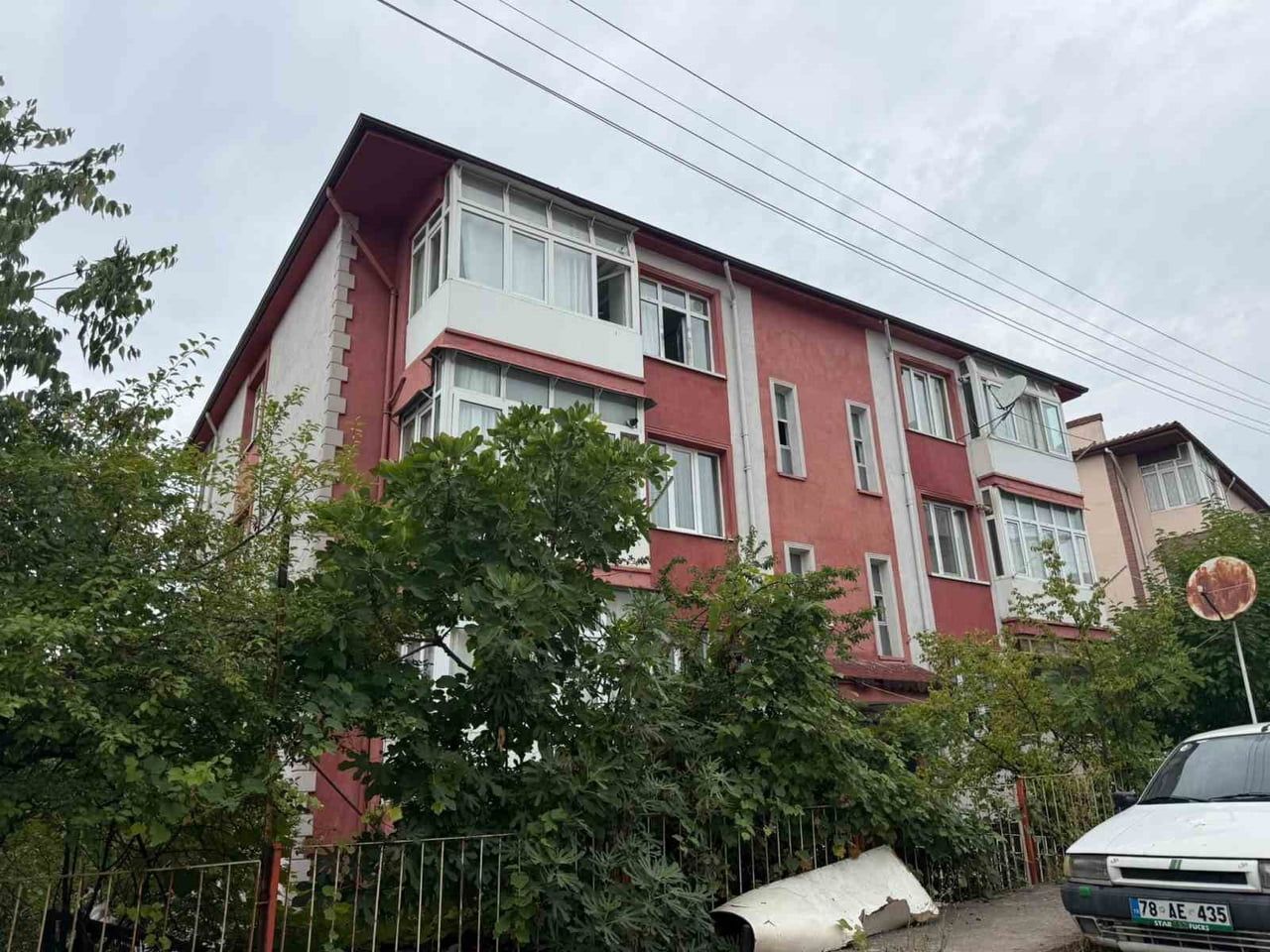KARABÜK'TE 3. KATTAKİ EVİNİN PENCERESİNDEN DÜŞEN 17 YAŞINDAKİ AFGANİSTANLI ÖĞRENCİ, SAĞLIK...