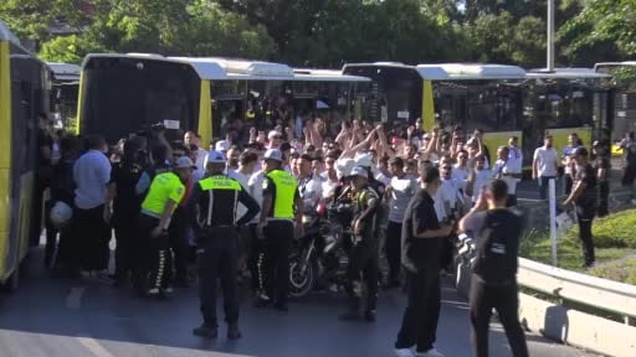 Beşiktaş taraftarları, Fenerbahçe derbisi için Kadıköy'e geldi.