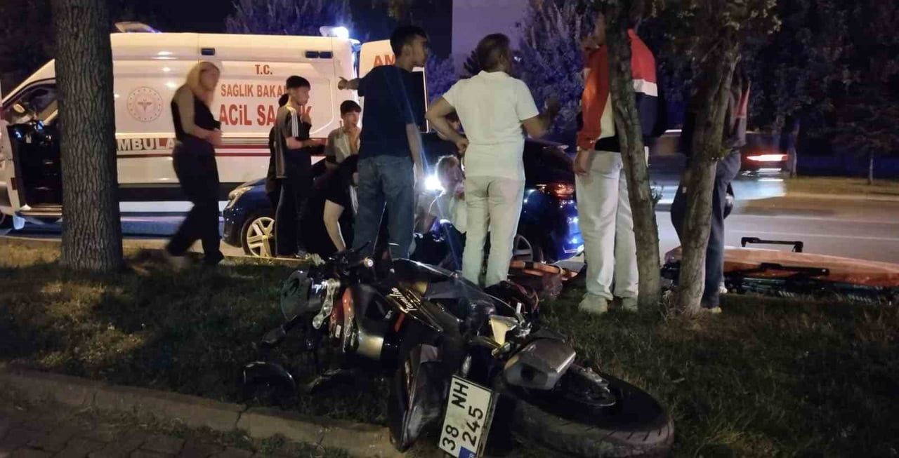 KAYSERİ’NİN MELİKGAZİ İLÇESİNDE OTOMOBİLLE MOTOSİKLETİN ÇARPIŞTIĞI KAZADA, MOTOSİKLET SÜRÜCÜSÜ...
