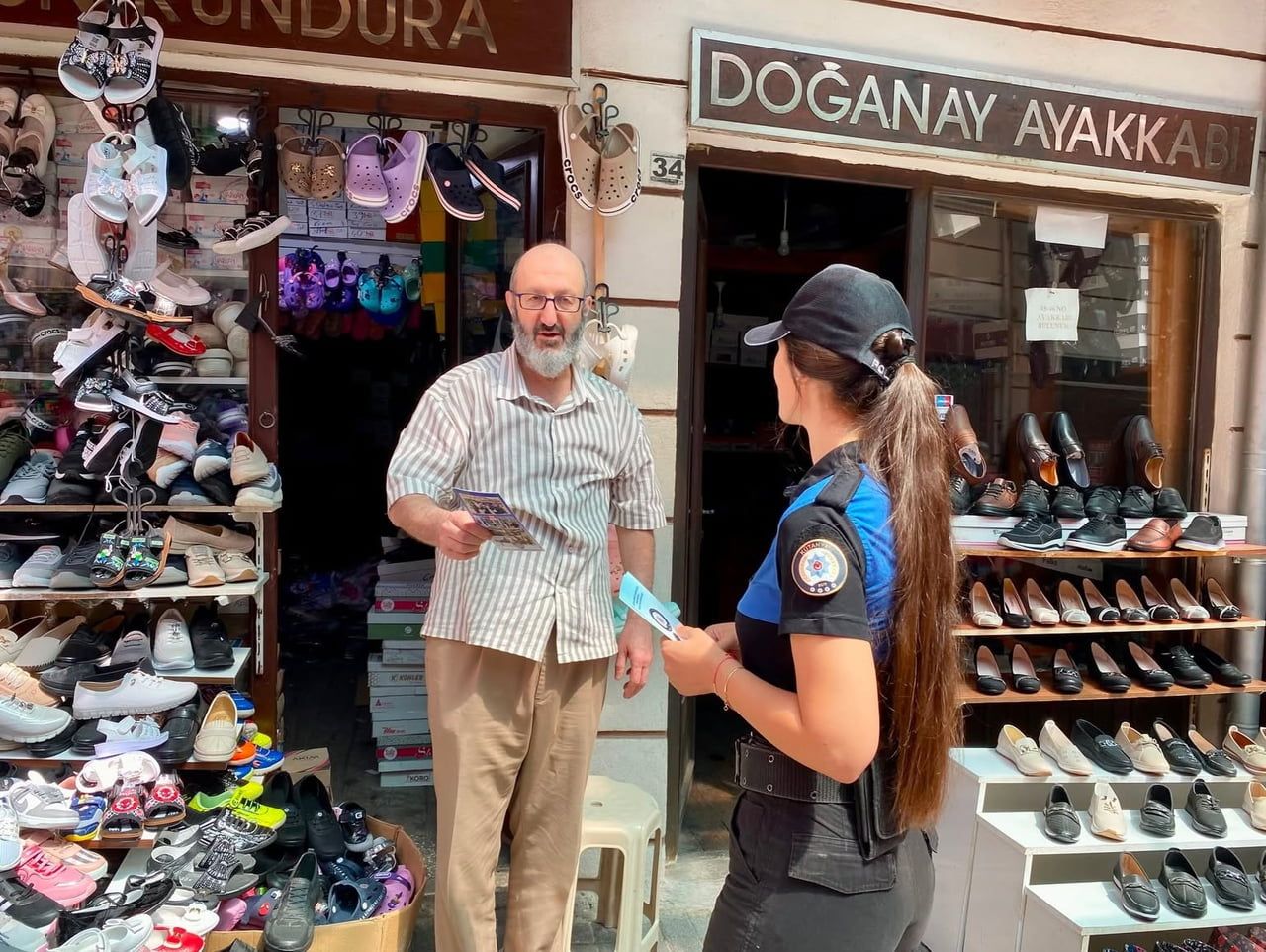 KÜTAHYA'DA POLİS EKİPLERİ VATANDAŞLARI TELEFON DOLANDIRICILIĞINA KARŞI UYARDI