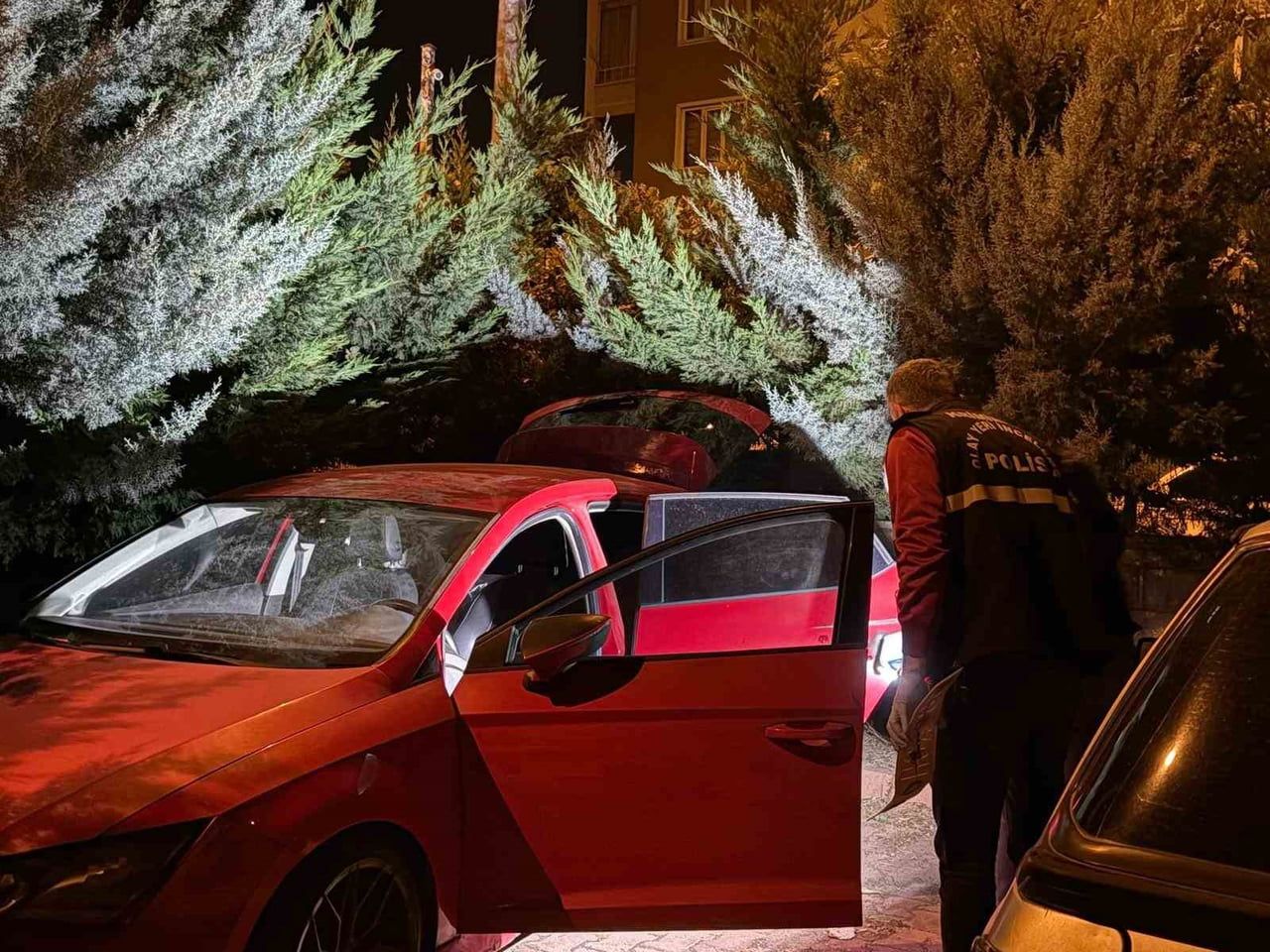 KAYSERİ’DE BİR KİŞİNİN ARKADAŞI TARAFINDAN ÇALINAN OTOMOBİLİ POLİS EKİPLERİ TARAFINDAN BİR BİNANIN...