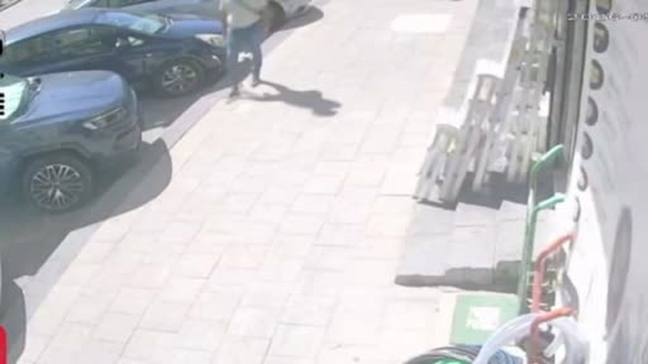 Karaman’da faciadan dönüldü: Kaldırımda yürüyen kadının üzerine PVC kapı böyle...