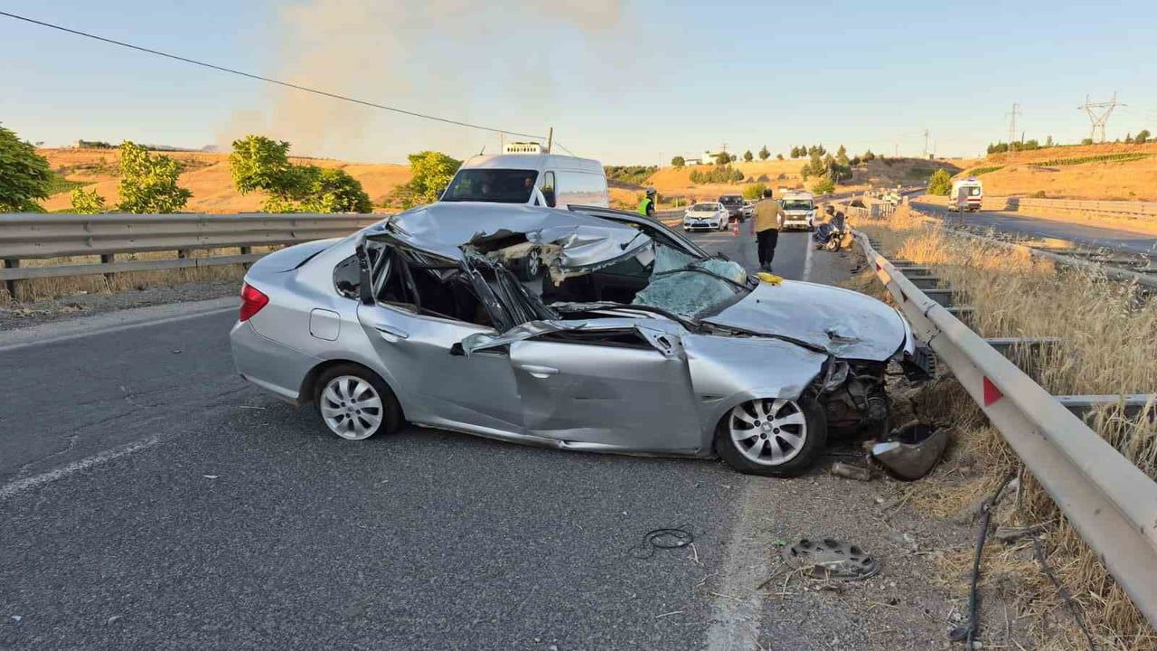 ADIYAMAN'DA OTOMOBİLİN TIRA ARKADAN ÇARPMASI SONUCU MEYDANA GELEN KAZADA 3 KİŞİ YARALANDI.