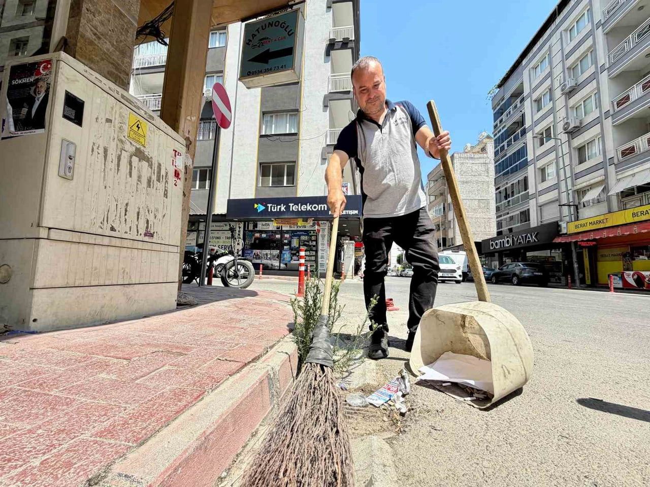 İZMİR’İN TORBALI İLÇESİNDE YAŞAYAN 46 YAŞINDAKİ TEMİZLİK PERSONELİ ŞERİF BİTGEN, BİR YANDAN...