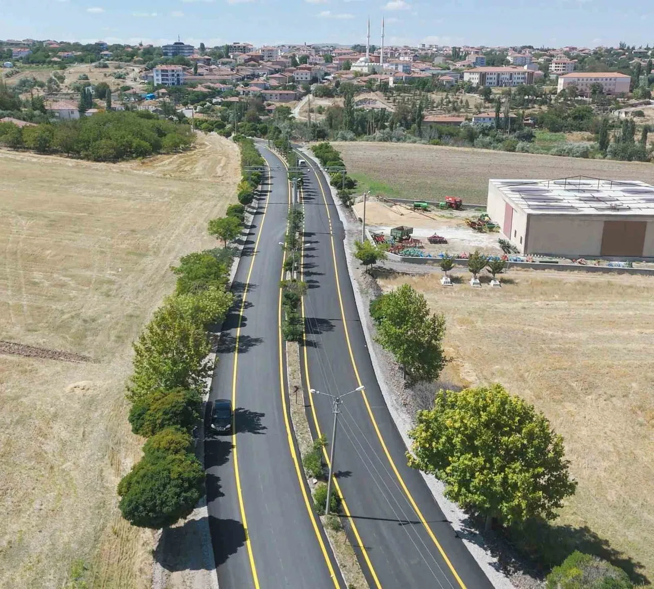 AKSARAY’DA İL ÖZEL İDARESİ TARAFINDAN KÖY YOLLARINDA YAPILAN ASFALT ÇALIŞMALARI DEVAM EDERKEN, SON...