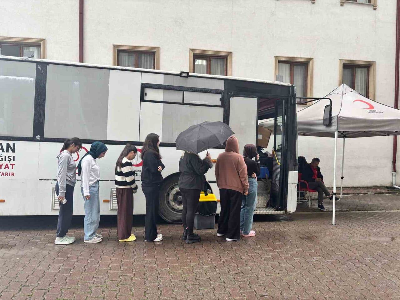 DÜZCE RAZİYE BEGÜM SULTAN KIZ ÖĞRENCİ YURDUNDA DÜZENLENEN KAN BAĞIŞI ETKİNLİĞİNDE ÖĞRENCİLER VE...