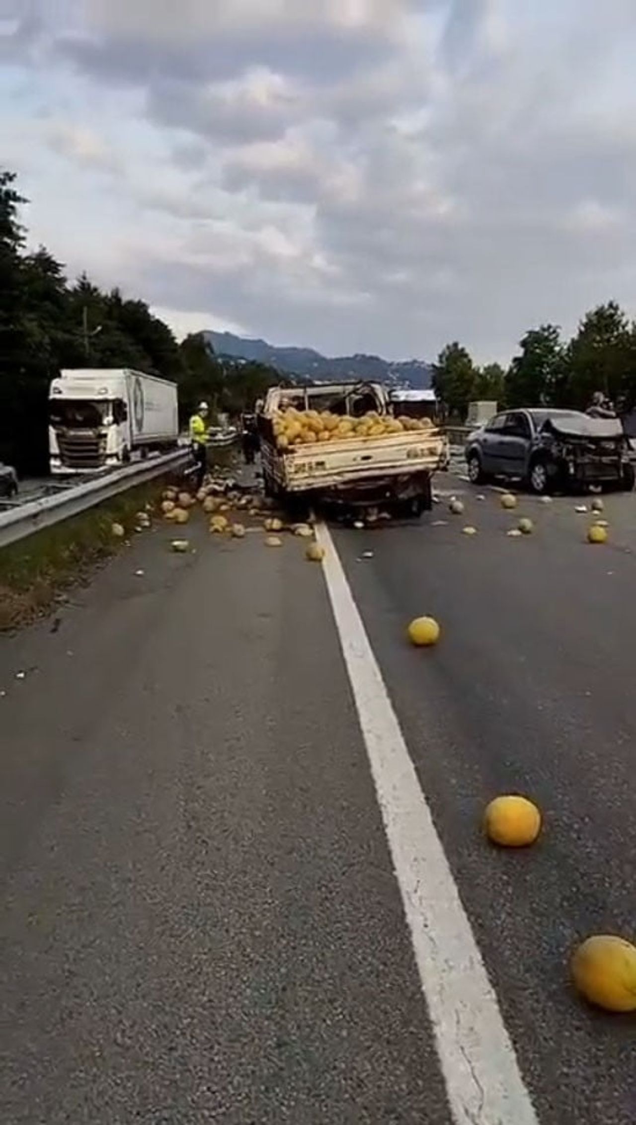 GİRESUN'UN GÖRELE İLÇESİNDE KAVUN YÜKLÜ KAMYONET İLE OTOMOBİLİN ÇARPIŞTIĞI TRAFİK KAZASINDA 3 KİŞİ...