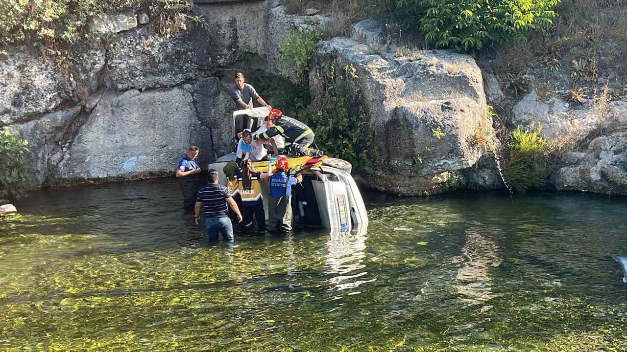 ÇİVRİL İLÇESİNDE KONTROLDEN ÇIKAN OTOMOBİL, YAKLAŞIK 15 METRE YÜKSEKLİKTEN GÖLE UÇTU. ARAÇTA...