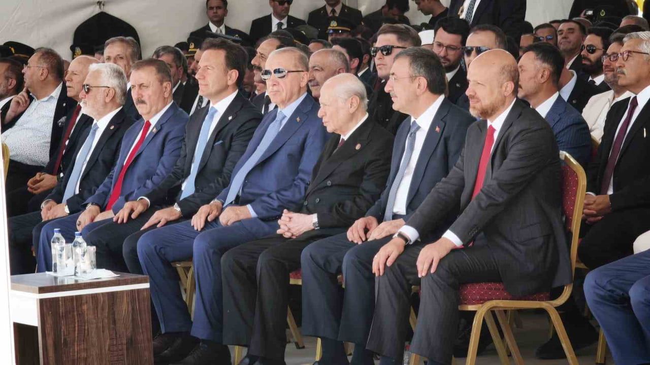 MALAZGİRT ZAFERİ’NİN 955’İNCİ YIL DÖNÜMÜ KUTLAMALARI İÇİN HELİKOPTERLE MALAZGİRT’E GELEN...