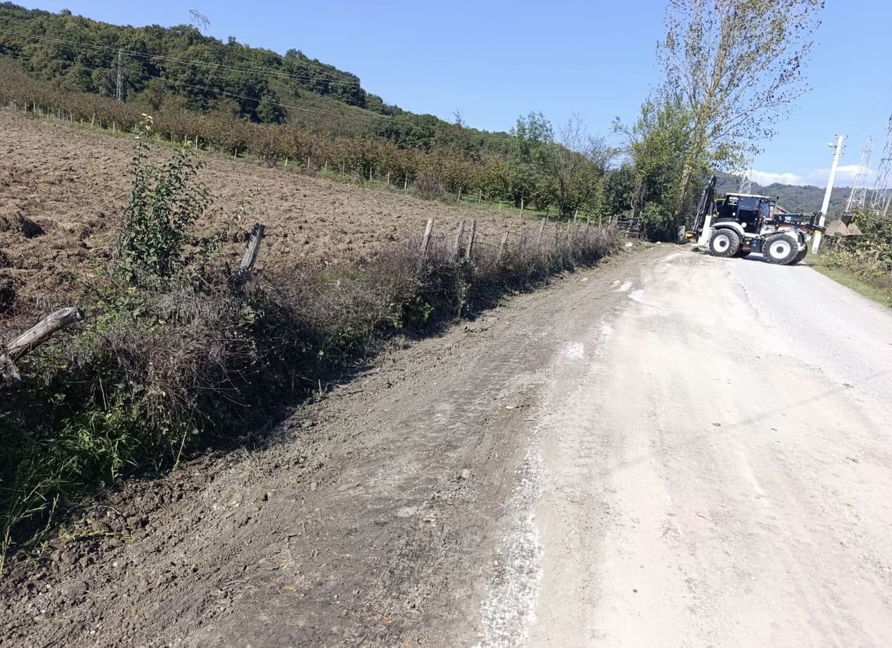 DÜZCE İL ÖZEL İDARESİ EKİPLERİ, MERKEZ İLÇEYE BAĞLI KEMERKASIM KÖYÜ’NDE YÜRÜTÜLEN BETON V KANAL...