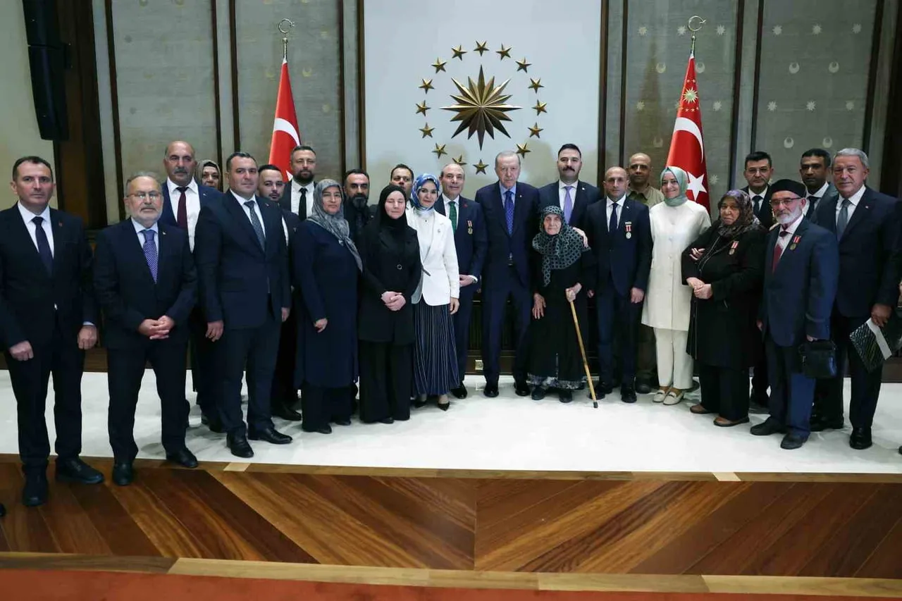 CUMHURBAŞKANI RECEP TAYYİP ERDOĞAN, CUMHURBAŞKANLIĞI KÜLLİYESİ'NDE ŞEHİT AİLELERİNİ KABUL...