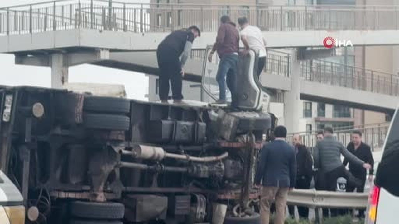 E-5 Karayolunda bariyerlere çarpan kamyon yan attı