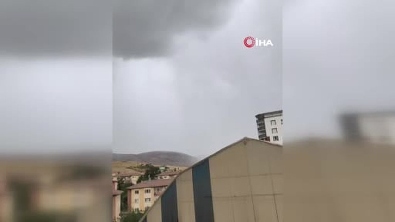 Kurtalan’da tarlaya yıldırım düştü: O anlar kamerada
