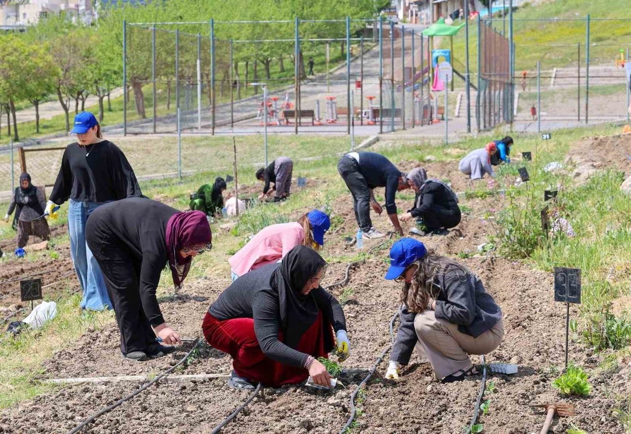İZMİR BÜYÜKŞEHİR BELEDİYESİ'NİN KENT İÇİNDE TARIMI TEŞVİK EDEN VE KADIN EMEĞİNİ MERKEZE ALAN...