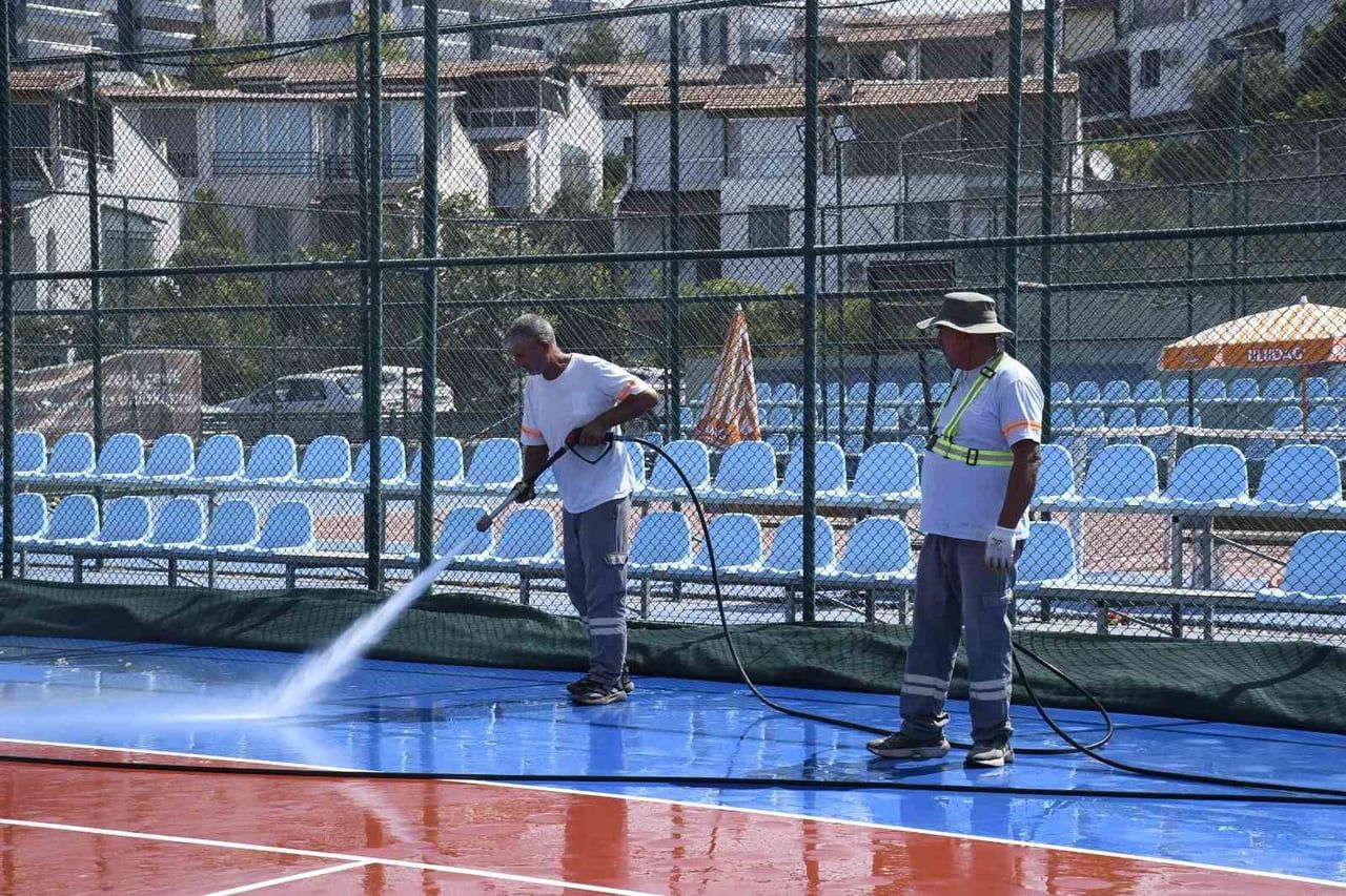 KUŞADASI BELEDİYESİ EKİPLERİ, KUŞADASI TENİS KULÜBÜ’NDE TENİS KORTLARINI TAZYİKLİ VE DETERJANLI...