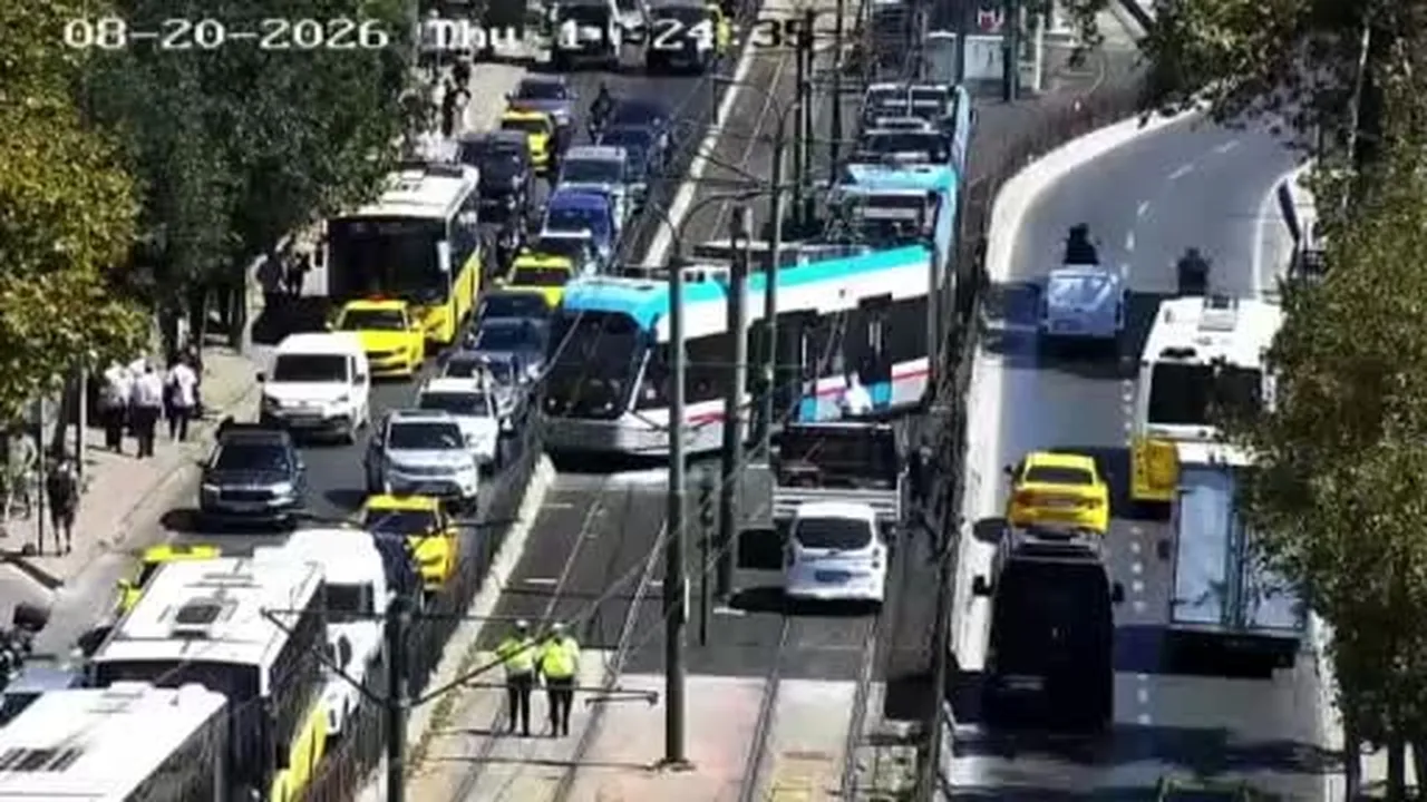 Kabataş-Bağcılar seferini yapan tramvay Fındıklı istasyonunda raydan çıktı