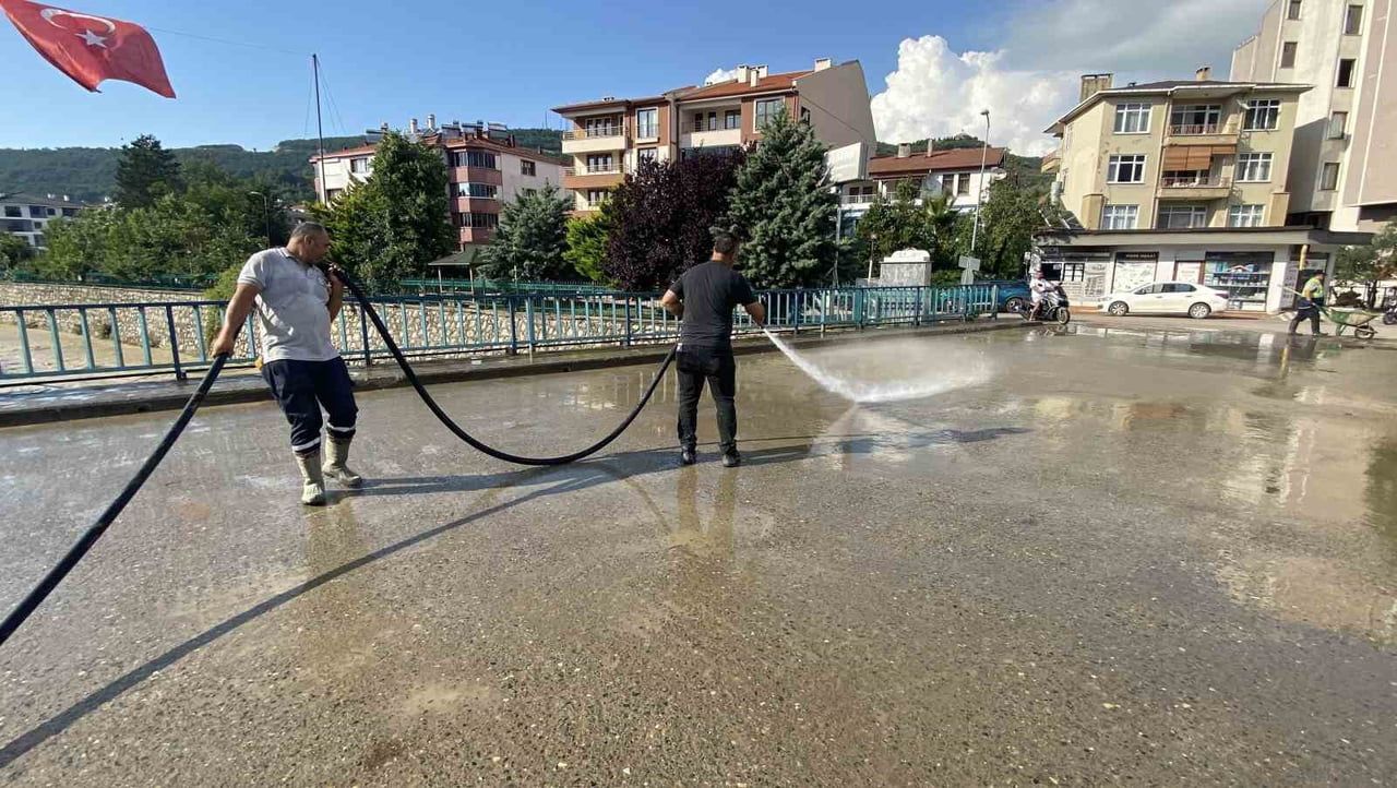 SOKAKLAR TAZYİKLİ SUYLA YIKANIYOR.