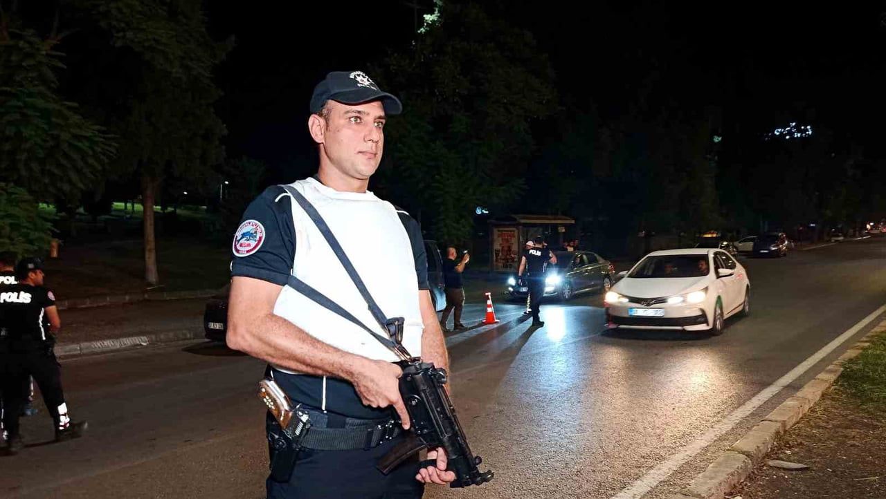 ADANA’DA BİN 606 POLİSİN KATILIMIYLA GERÇEKLEŞTİREN ‘HUZUR VE GÜVEN’ UYGULAMASINDA ÇEŞİTLİ...