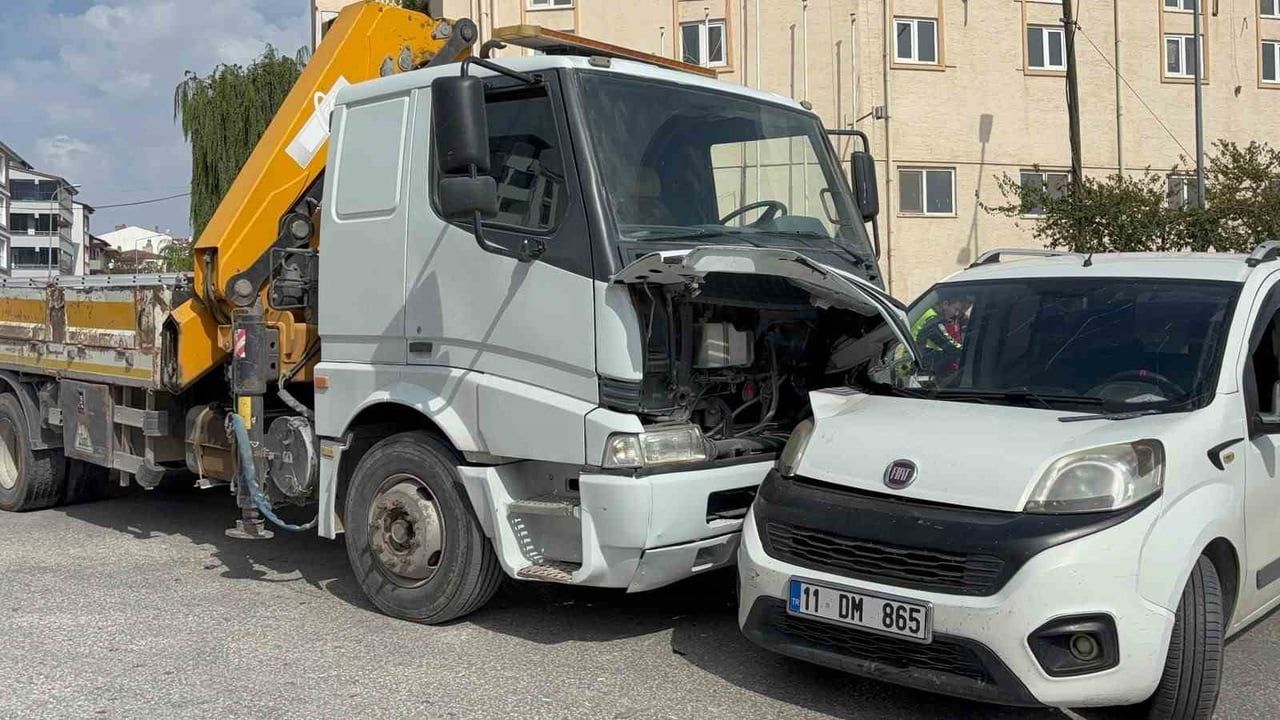 BİLECİK'TE SEYİR HALİNDEKİ VİNÇ İLE HAFİF TİCARİ ARACIN ÇARPIŞMASI SONUCU MEYDANA GELEN TRAFİK...