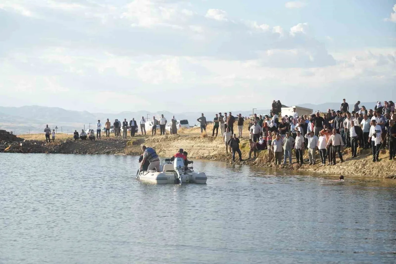 MUŞ’TA GÖLETE GİREN 13 YAŞINDAKİ İSMAİL AYHAN, ARAMA ÇALIŞMALARI SONUCU SUDAN ÇIKARILARAK...