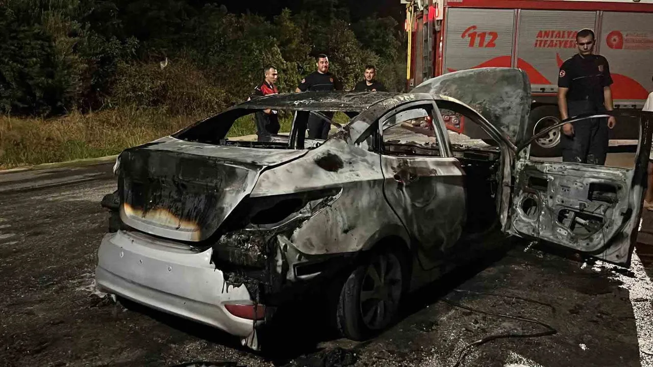 ANTALYA’NIN ALANYA İLÇESİNDE SEYİR HALİNDEYKEN MOTOR KISMINDAN DUMANLAR YÜKSELEN OTOMOBİL, ÇIKAN...