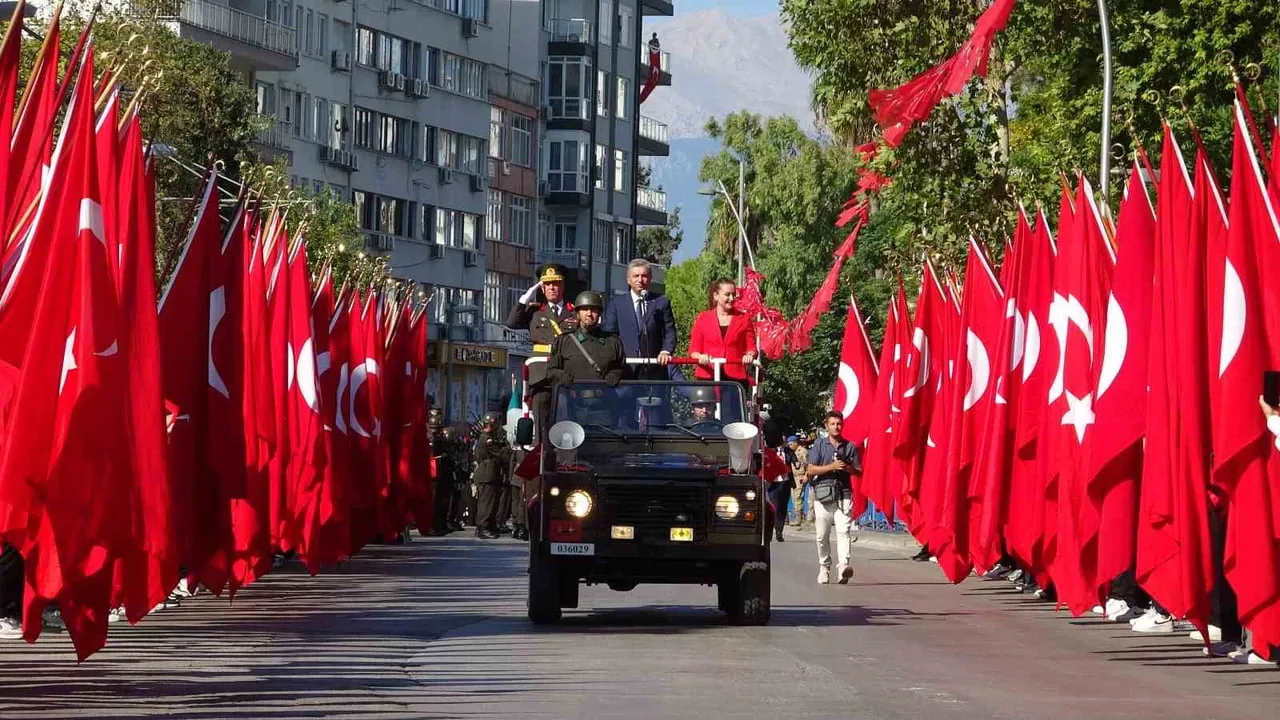 ANTALYA'DA 30 AĞUSTOS ZAFER BAYRAMI'NIN 104. YILI CUMHURİYET MEYDANI'NDA DÜZENLENEN ÇELENK SUNUMU...