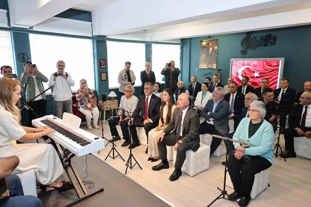 MÜZİK ATÖLYESİNDE TÜRKÜLER SESLENDİRİLDİ.