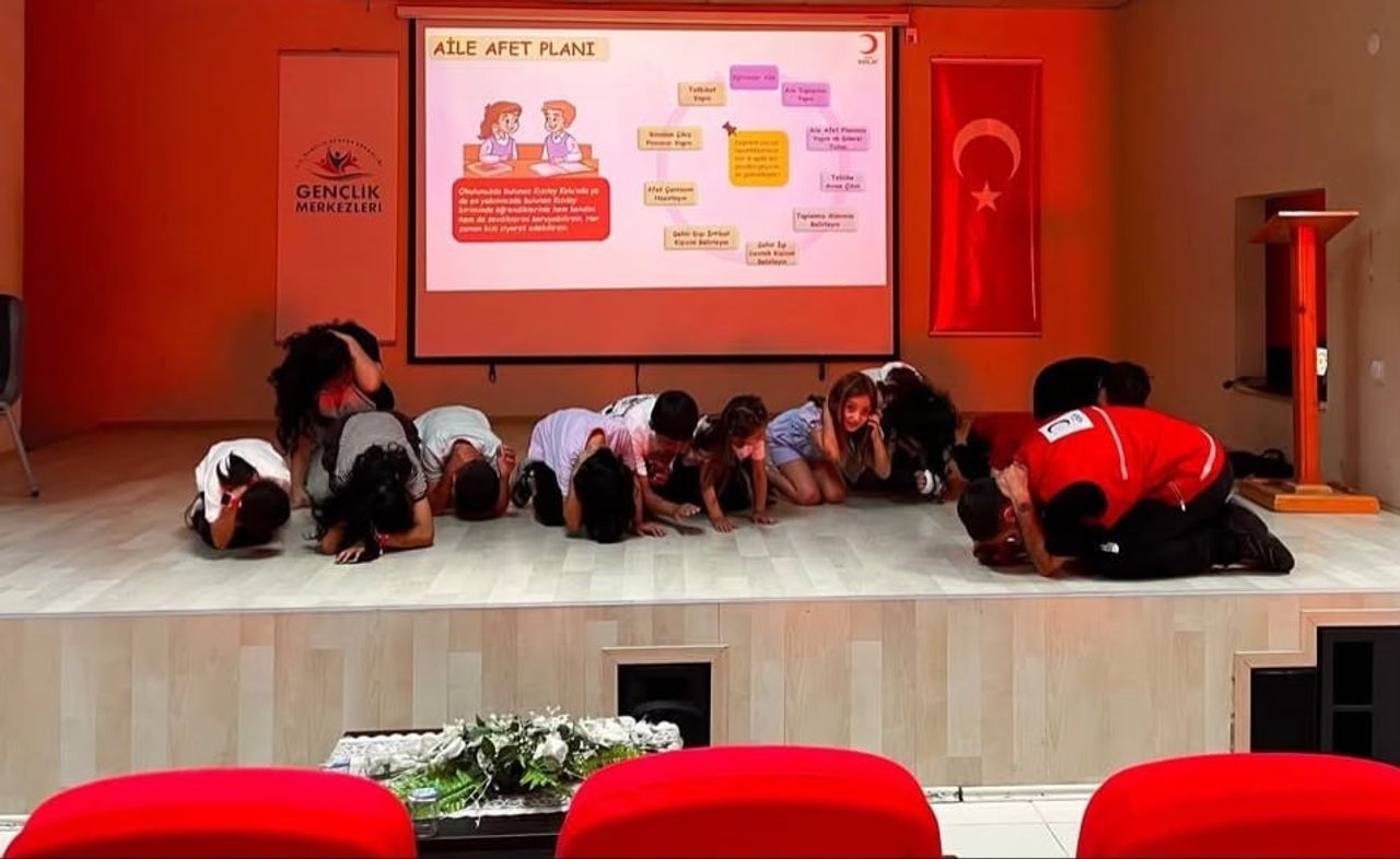 KIZILAY’DAN YAZ KURSU ÖĞRENCİLERİNE AFET BİLİNCİ EĞİTİMİ