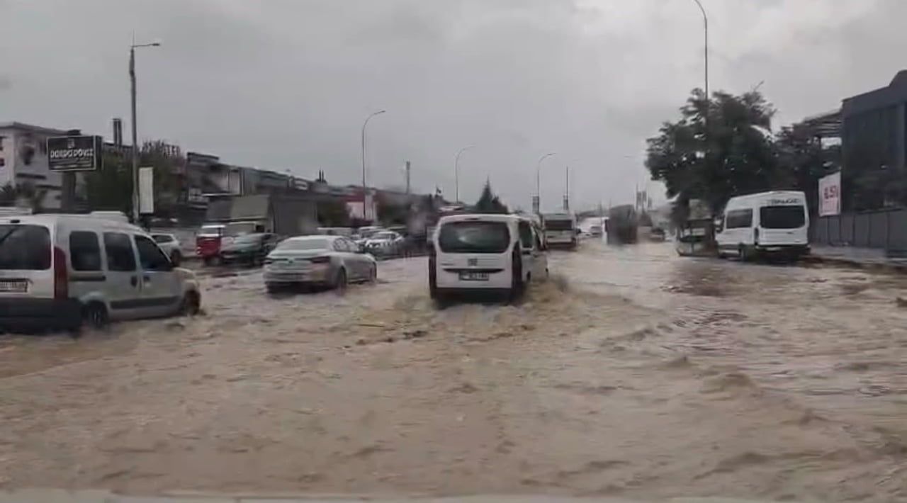 GAZİANTEP’TE SAĞANAK YAĞIŞ SONRASI YOLLAR GÖLE DÖNDÜ