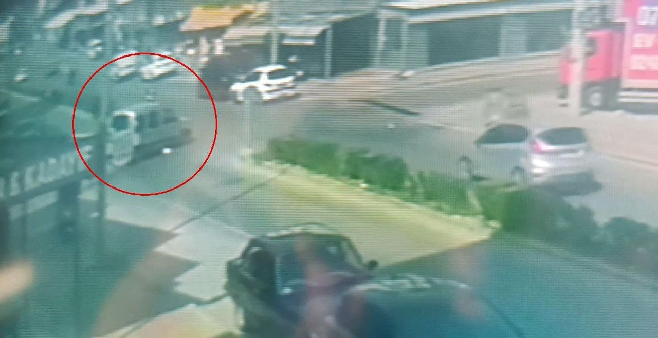 ANTALYA’NIN MANAVGAT İLÇESİNDE YOLUN SAĞ TARAFIN YÖNELDİKTEN SONRA ANİDEN U DÖNÜŞÜ YAPMAK İÇİN...