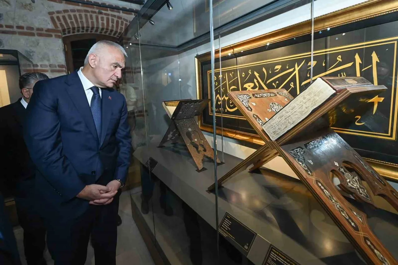 KÜLTÜR VE TURİZM BAKANI MEHMET NURİ ERSOY, DÜNYACA TANINAN HATTAT MEHMET ÖZÇAY’IN DÖRT BUÇUK YILDA...
