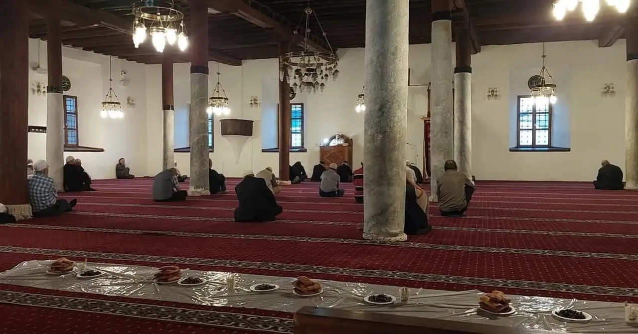 AFYONKARAHİSAR’IN ŞUHUT İLÇESİNDE Kİ ULU CAMİİ’NDE DÜZENLENEN SABAH NAMAZI BULUŞMASI...