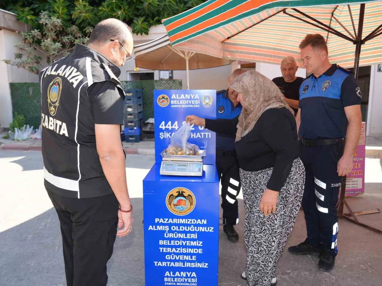 PAZAR YERLERİNDEKİ BELİRLİ NOKTALARA YERLEŞTİRİLEN KONTROL TERAZİLERİYLE VATANDAŞLAR, SATIN...