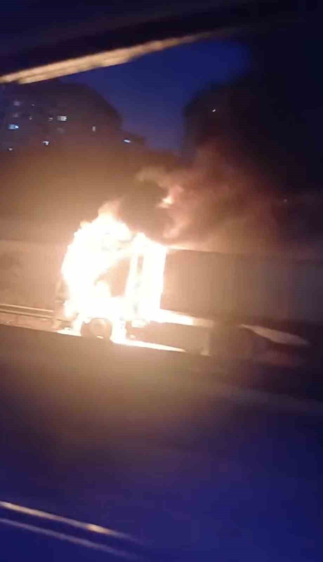 TEM OTOYOLU’NUN KOCAELİ GEÇİŞİNDE SEYİR HALİNDEKİ TIR ALEV ALEV YANDI. GÖKYÜZÜNE YÜKSELEN YOĞUN...
