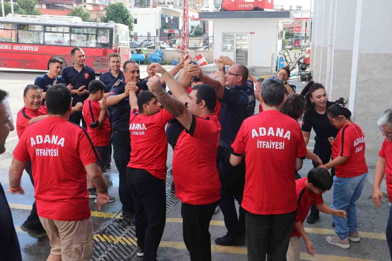 İTFAİYECİLERLE BİRLİKTE DANS EDEN ÇOCUKLAR, DAHA SONRA İTFAİYE ARAÇLARINI YAKINDAN İNCELEME...