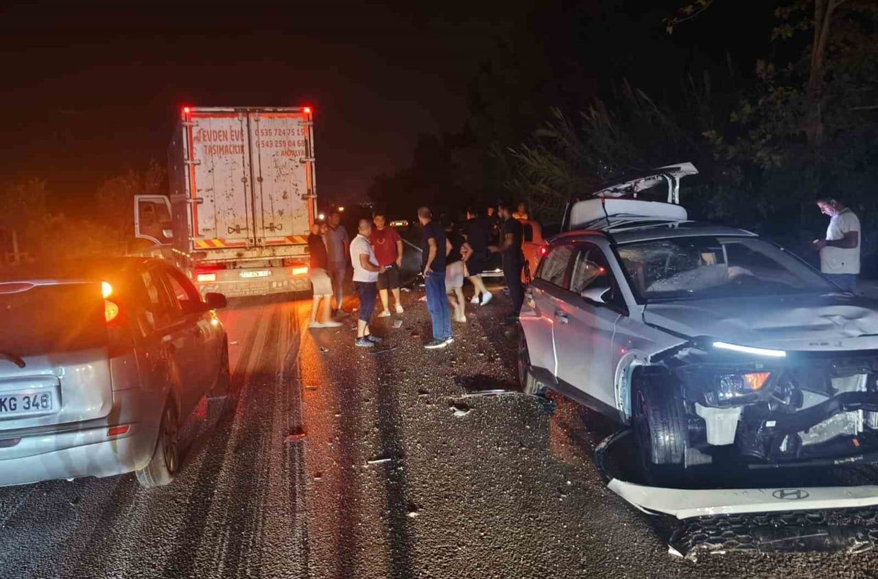 ANTALYA’NIN MANAVGAT İLÇESİNDE 1’İ KAMYON 4 ARACIN KARIŞTIĞI ZİNCİRLEME TRAFİK KAZASINDA ORTALIK...