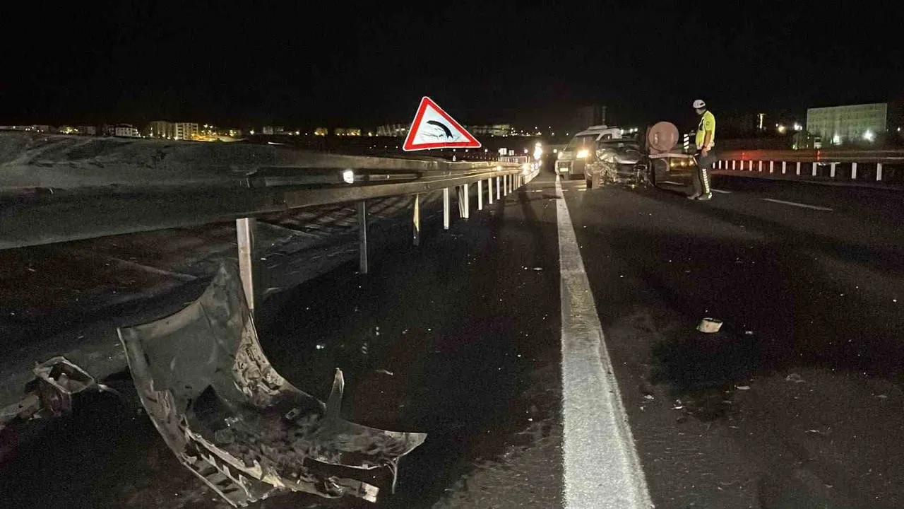 KARAMAN’DA SU TANKERİYLE ÇARPIŞTIKTAN SONRA BARİYERLERE ÇARPARAK DEVRİLEN OTOMOBİLİN SÜRÜCÜSÜ...