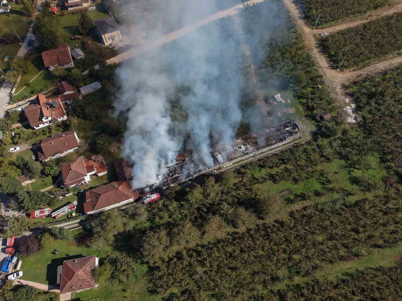 DÜZCE'NİN MUNCURLU KÖYÜNDEKİ AHŞAP MUTFAK DOLAPLARI ÜRETİMİ YAPAN FABRİKADA YANGIN ÇIKTI....