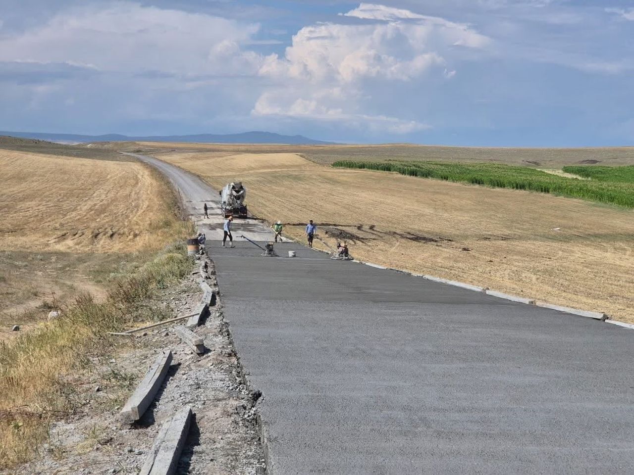 AKYAKA’DA KÖY YOLLARI BETONLA BULUŞUYOR(KARS-İHA)