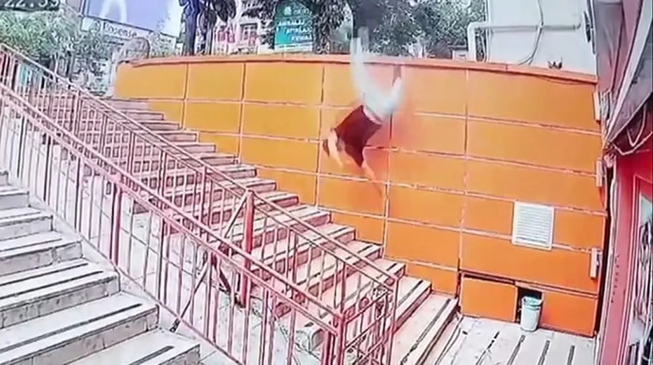 ISPARTA'DA BİR KİŞİ, İŞLETMEYE AİT DUVARIN ÜZERİNDE UZANDIĞI SIRADA DENGESİNİ KAYBEDEREK...